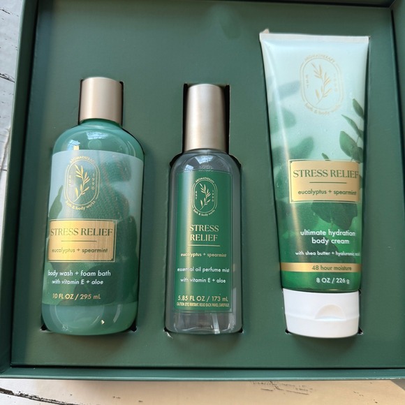 Bath and Body Works Aromatherapy Stress Relief Eucalyptus Spearmint Gift Box Set - Picture 5 of 8